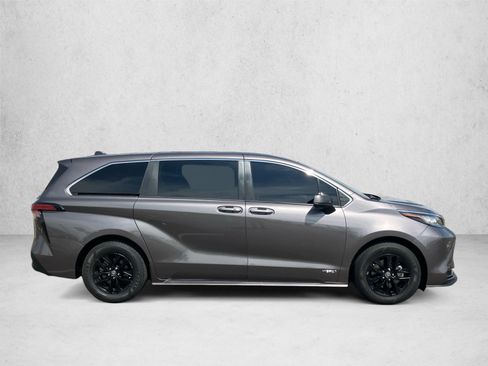 Used 2021 Toyota Sienna LE FWD image 4