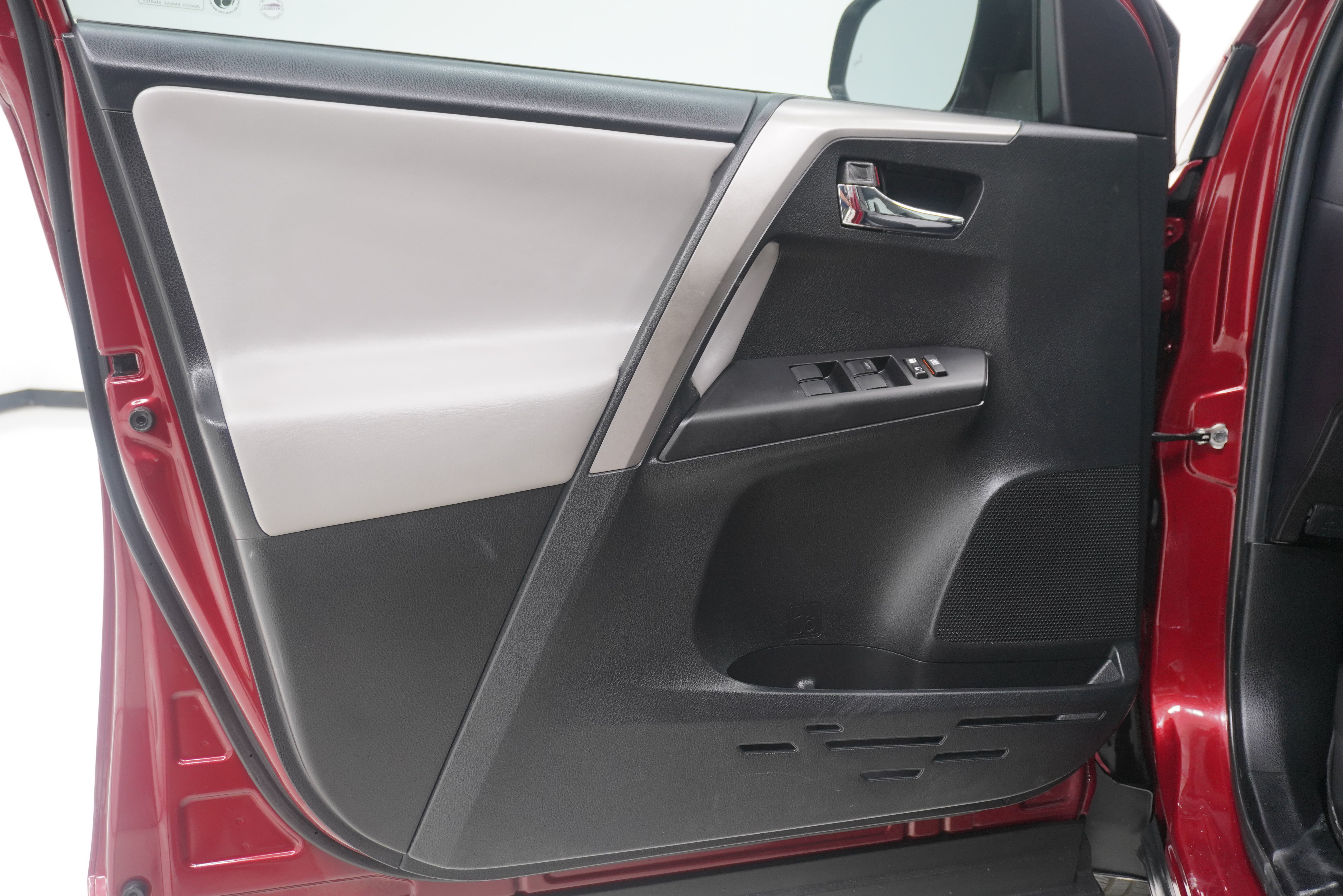 Used 2018 Toyota RAV4 XLE FWD image 14