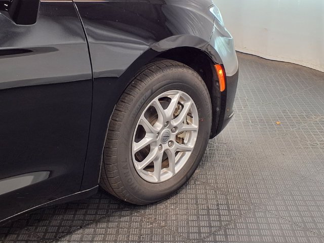 Used 2024 Chrysler Pacifica Touring-L FWD image 9