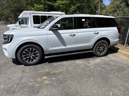 Used 2025 Ford Expedition Platinum image 11