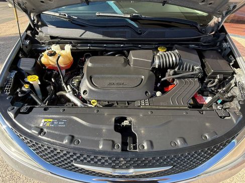 Used 2019 Chrysler Pacifica Touring-L image 22