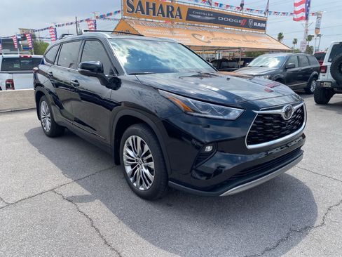 Used 2025 Toyota Highlander Platinum AWD/4WD image 3