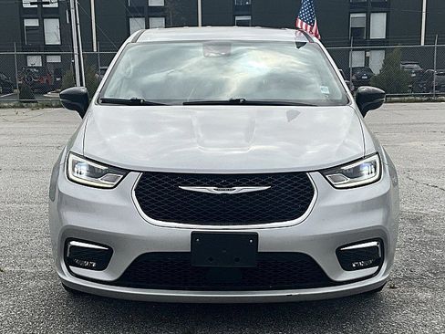 Used 2024 Chrysler Pacifica Touring-L image 3