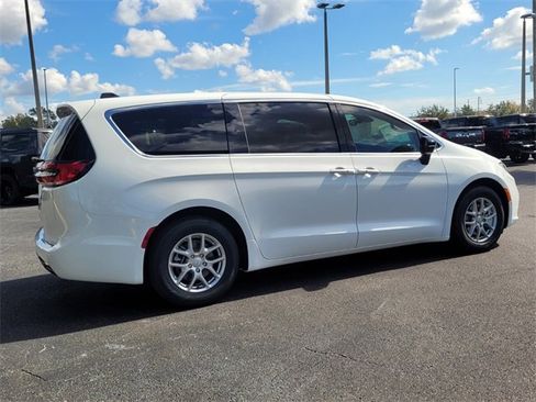 New 2026 Chrysler Pacifica Select image 7
