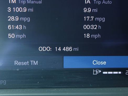 Used 2025 Volvo XC40 B5 Plus image 29