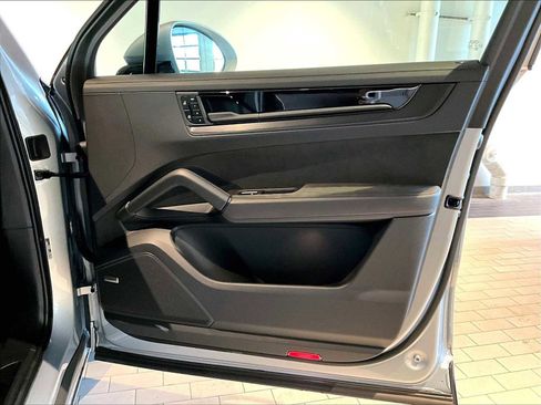 Used 2025 Porsche Cayenne GTS w/ Premium Package image 27