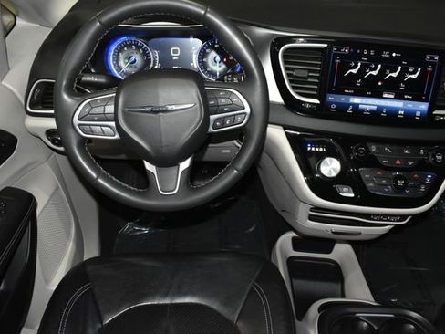 Used 2022 Chrysler Pacifica Touring-L image 14