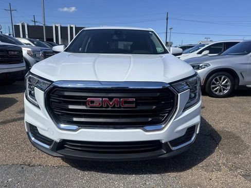 Used 2024 GMC Terrain SLE image 2