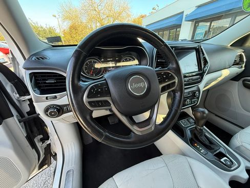 Used 2019 Jeep Cherokee Limited FWD image 41