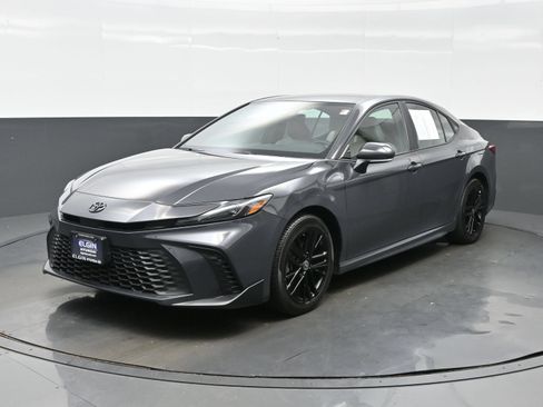 Used 2025 Toyota Camry SE AWD/4WD image 2