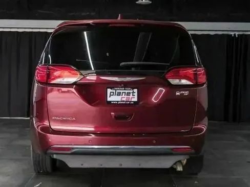 Used 2018 Chrysler Pacifica Touring Plus w/ Tire & Wheel Group FWD image 10