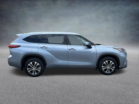 Used 2022 Toyota Highlander XLE AWD/4WD image 7
