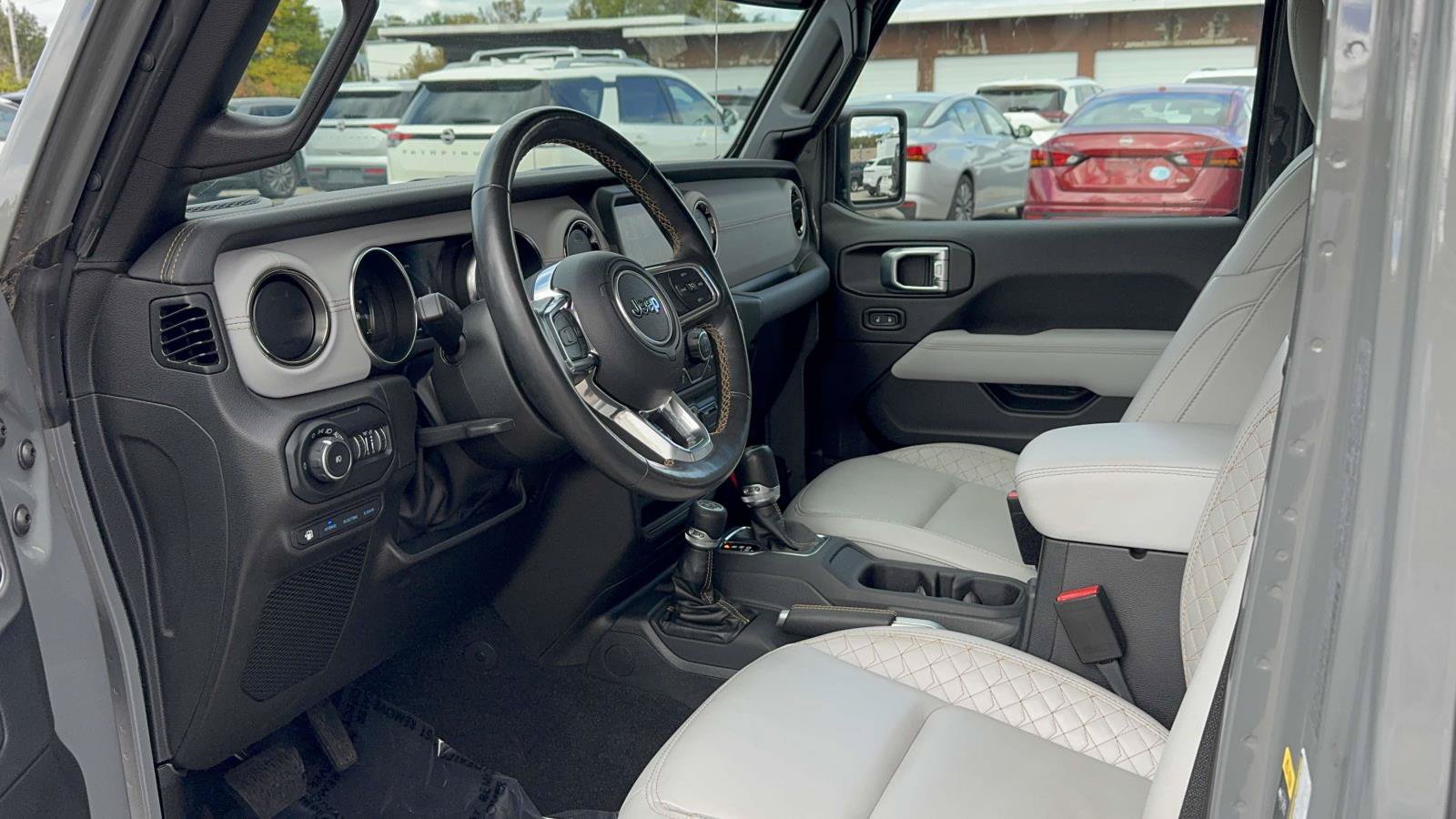 Used 2022 Jeep Wrangler Unlimited Sahara AWD/4WD image 29