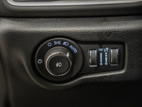 Used 2025 Chrysler Pacifica Select FWD image 46