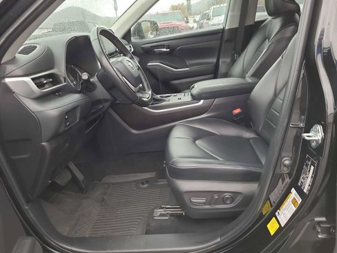Used 2022 Toyota Highlander XLE FWD image 19