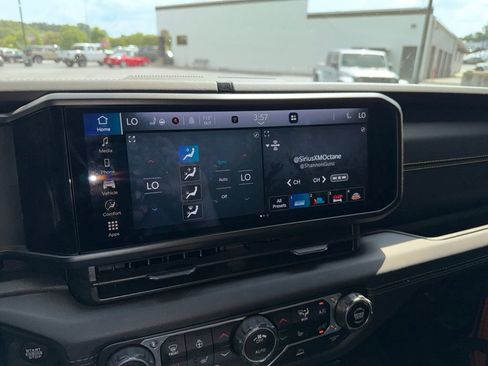 Used 2025 Jeep Gladiator Sport AWD/4WD image 13
