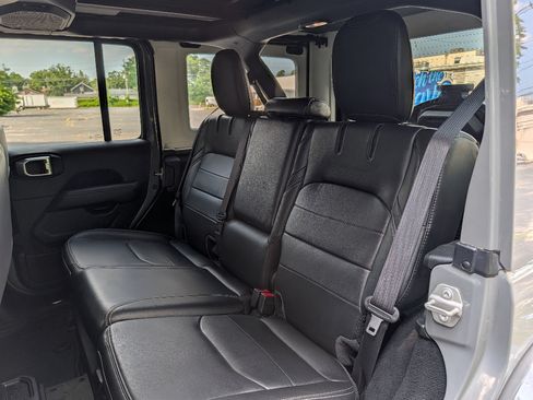 Used 2023 Jeep Wrangler Unlimited Sahara w/ Cold Weather Group AWD/4WD image 21
