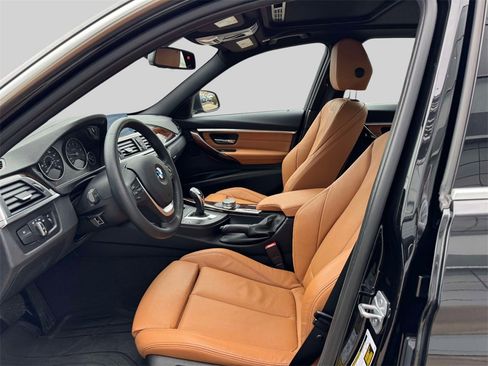 Used 2018 BMW 330i xDrive Sedan w/ Premium Package image 11
