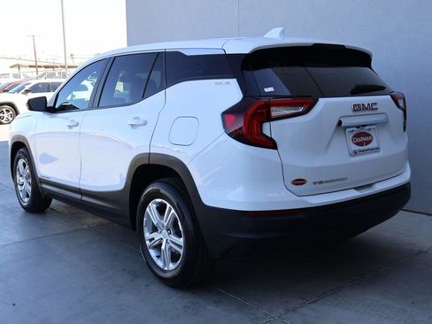 Used 2024 GMC Terrain SLE image 3