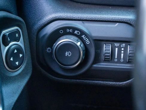 Used 2021 Jeep Wrangler Unlimited Sahara AWD/4WD image 26