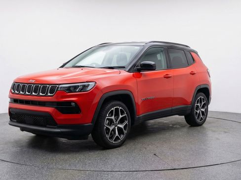 Used 2025 Jeep Compass Limited image 3