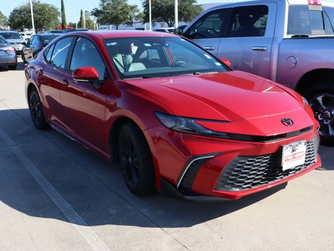 Used 2025 Toyota Camry SE image 2