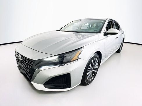 Certified 2023 Nissan Altima 2.5 SV image 1