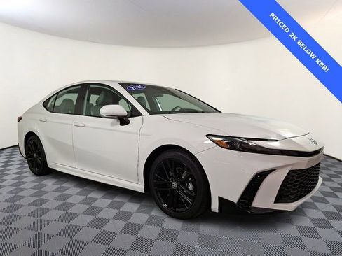 Used 2025 Toyota Camry SE image 1