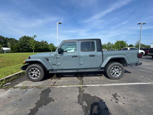 Used 2024 Jeep Gladiator Sport AWD/4WD image 6