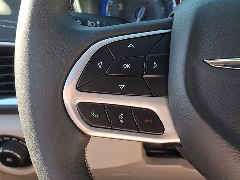 Used 2024 Chrysler Pacifica Limited FWD image 23