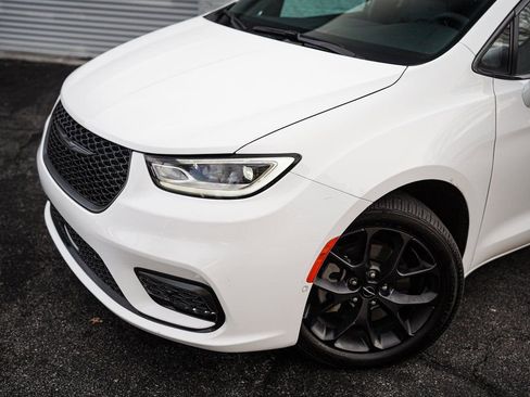 Used 2022 Chrysler Pacifica Touring-L w/ Uconnect Theater Family Group image 2