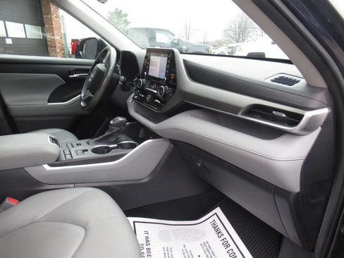 Used 2020 Toyota Highlander XLE image 9