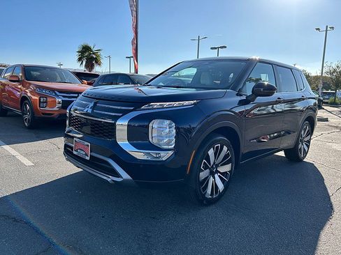 New 2025 Mitsubishi Outlander SE image 3