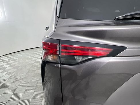 Used 2022 Toyota Sienna Limited FWD image 12