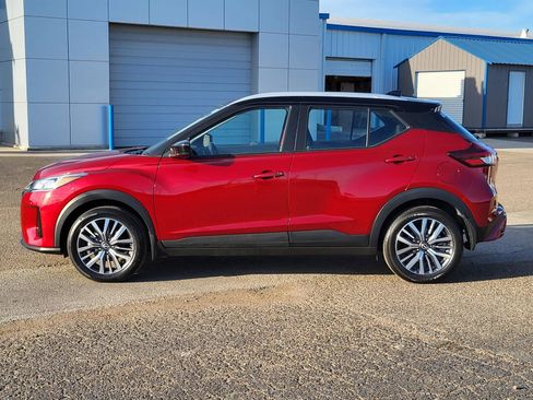 Used 2024 Nissan Kicks SV image 2