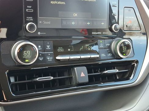 Used 2022 Toyota Highlander LE image 19