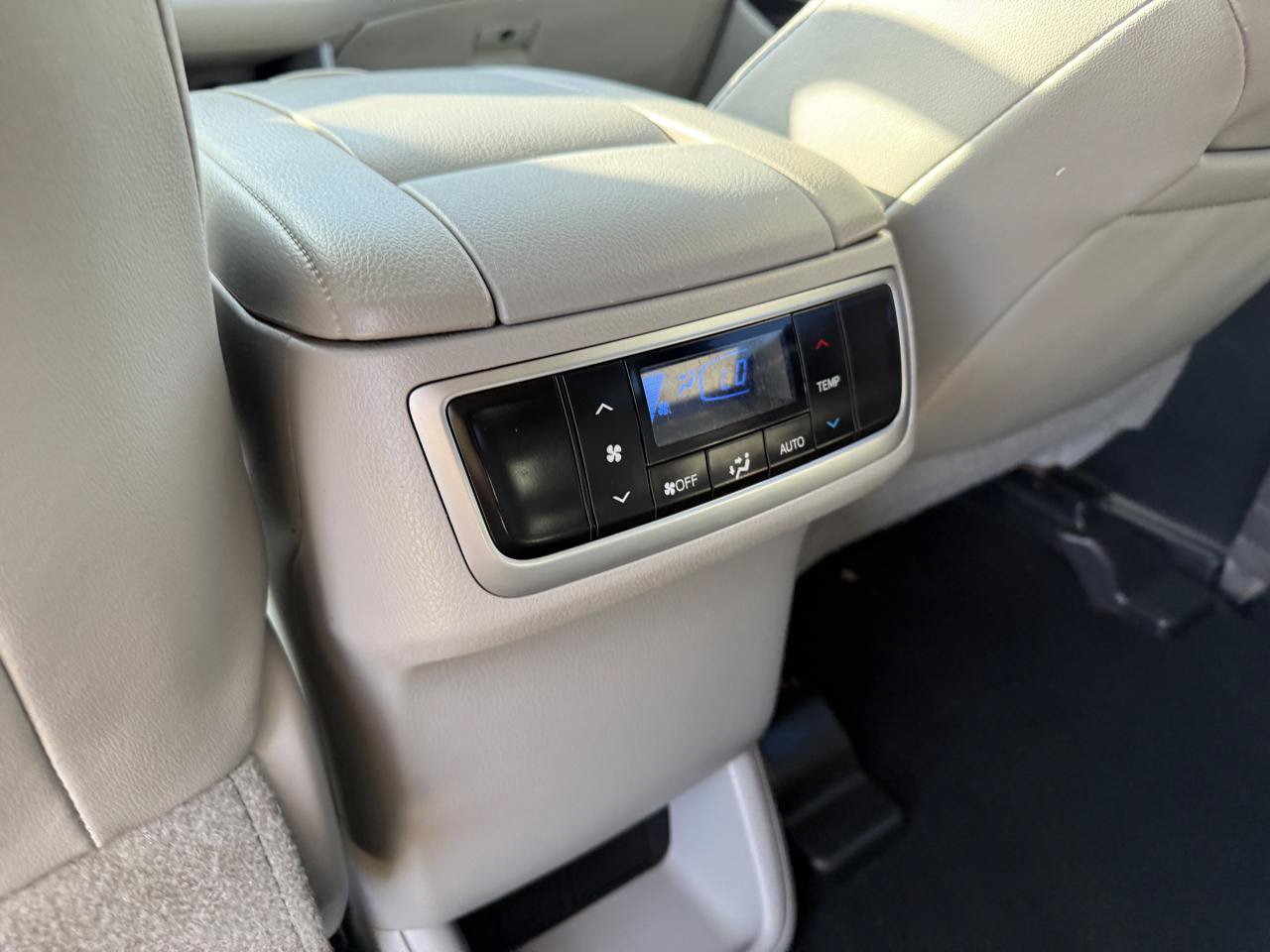 Used 2019 Toyota Highlander Plus FWD image 24