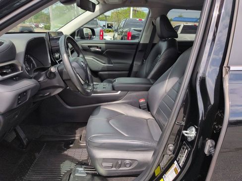 Used 2023 Toyota Highlander XLE image 9