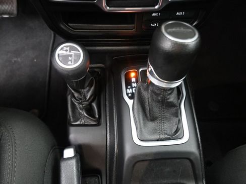 Used 2021 Jeep Gladiator Sport image 3