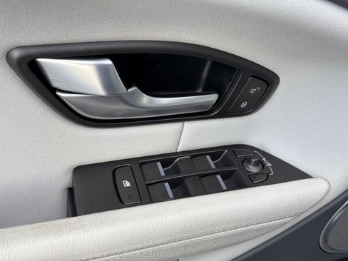 Used 2016 Land Rover Range Rover Evoque SE image 13