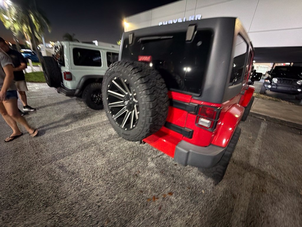 Used 2017 Jeep Wrangler Unlimited Sahara w/ Connectivity Group AWD/4WD image 28