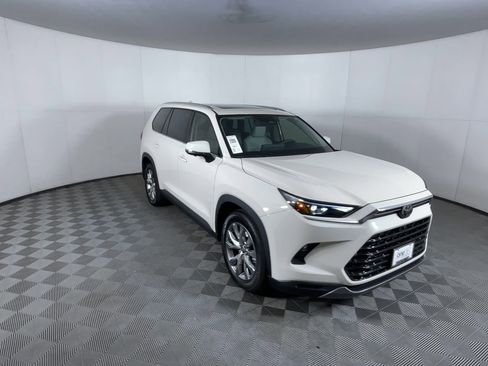 Used 2024 Toyota Grand Highlander AWD image 2