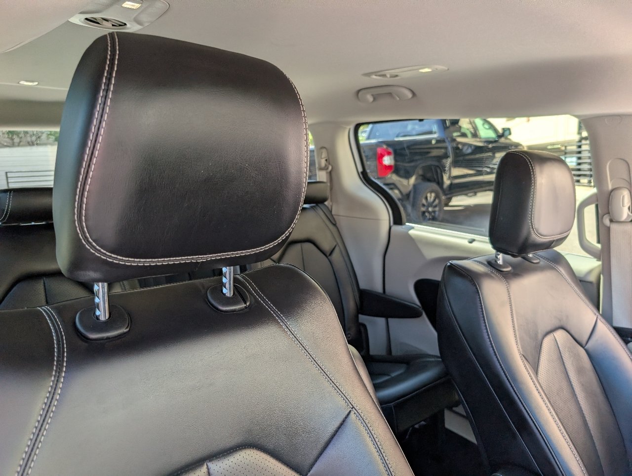 Used 2024 Chrysler Pacifica Touring-L FWD image 3