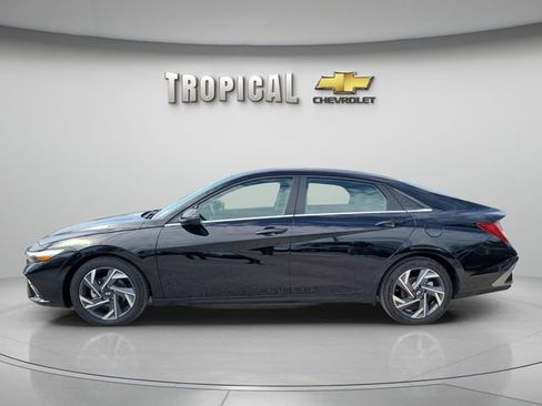 Used 2025 Hyundai Elantra Limited FWD image 2