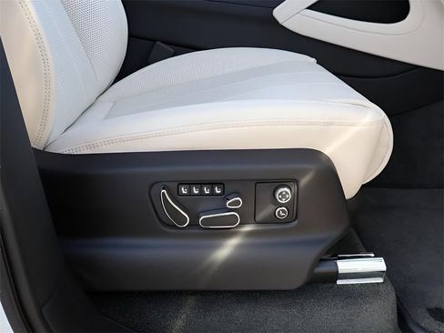 Used 2023 Bentley Bentayga Extended Wheelbase image 11