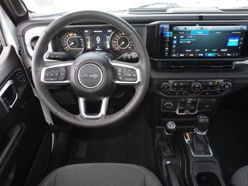Used 2025 Jeep Wrangler Unlimited Sahara AWD/4WD image 21