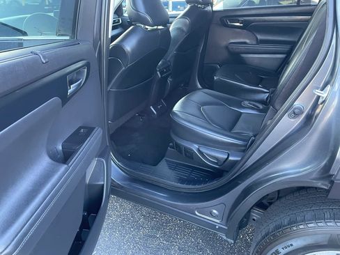 Used 2020 Toyota Highlander XLE AWD/4WD image 16