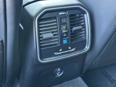 Certified 2025 Porsche Macan AWD/4WD image 14