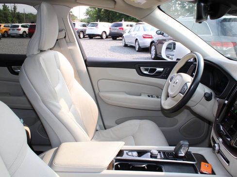 Used 2022 Volvo XC60 B5 Momentum AWD/4WD image 11