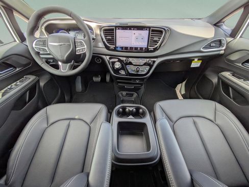 New 2026 Chrysler Voyager LX image 16